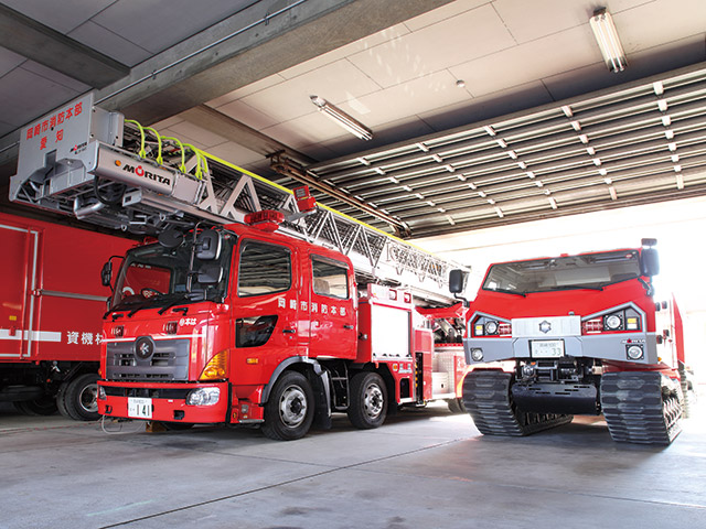 隣には、日本一の長さ54mを誇るはしご付消防自動車「スーパージャイロラダー」。