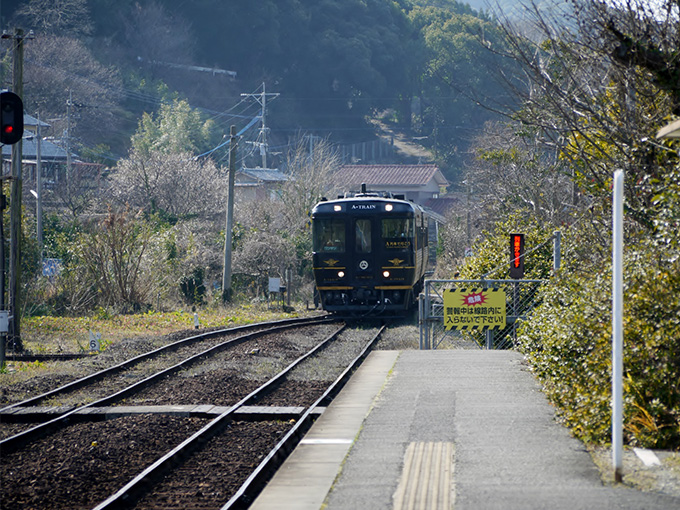 網田駅に入線