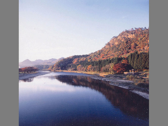 阿賀野川に注ぐ常浪川（とこなみがわ）と名峰「麒麟山」