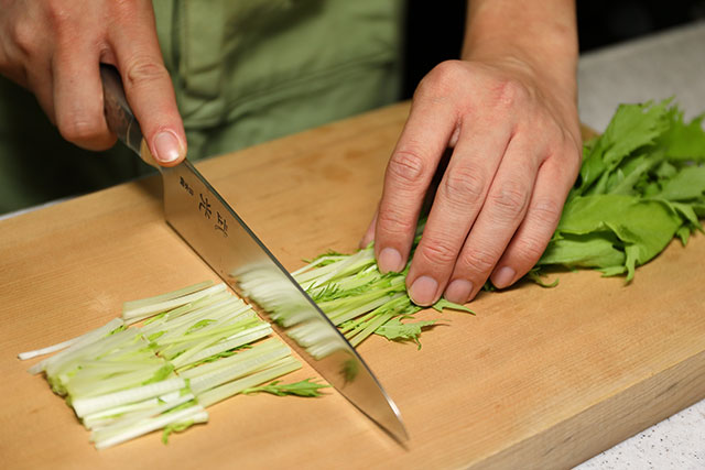 水菜は根元を落とし長さ４㎝に切る