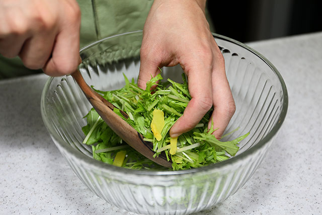 ボールに水菜とたくあんを入れ、③を加えてよく混ぜて器に盛る