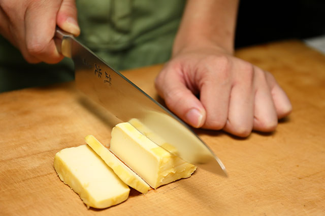 チーズを容器から出して、西京味噌を落とし、好みの大きさにスライスする