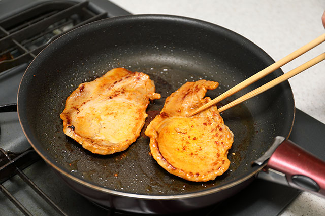 豚肉の味噌漬けは味噌を落とし、少量の油を熱したフライパンで焼く